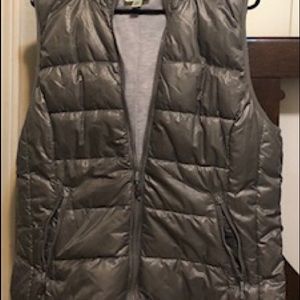 Puffy sleeveless jacket with hood
